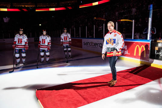 Före detta hockeyspelaren Johan Sälle släpper pucken