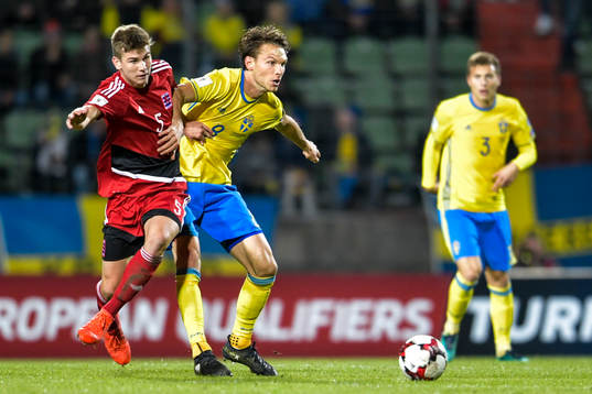 Sveriges Albin Ekdal håller undan Luxemburgs Florian