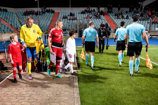 Sveriges Andreas Granqvist och Luxemburgs Mario Mutsch gör