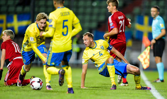 Sveriges Andreas Granqvist (th) och Emil Forsberg