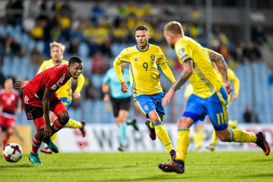 Sveriges Marcus Berg passar bollen till John Guidetti