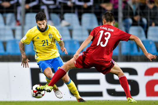 Sveriges Jimmy Durmaz tar sig förbi Luxemburgs Dirk Carlson