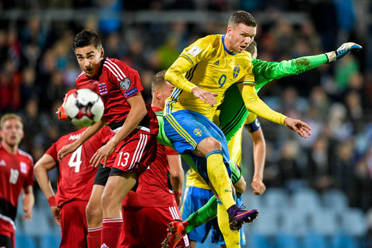 Sveriges Marcus Berg i luftduell med Luxemburgs Dirk