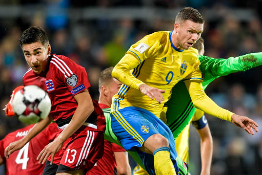 Sveriges Marcus Berg i luftduell med Luxemburgs Dirk