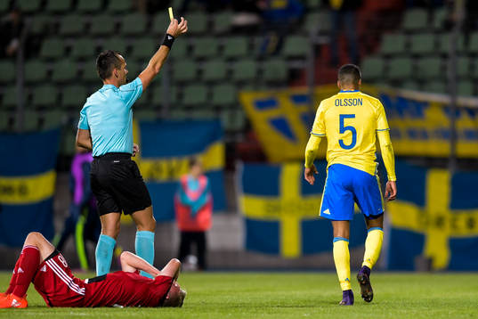 Sveriges Martin Olsson tilldelas gult kort