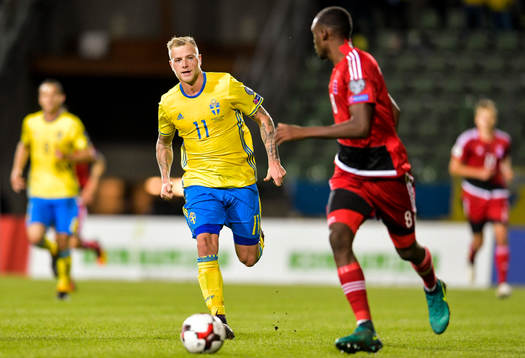 Sveriges John Guidetti jagar Luxemburgs Christopher Martins