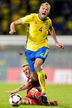 Sveriges Andreas Granqvist kapas av Luxemburgs Aurelian
