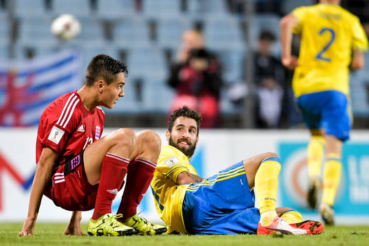 Sveriges Jimmy Durmaz och Luxemburgs Dirk Carlson