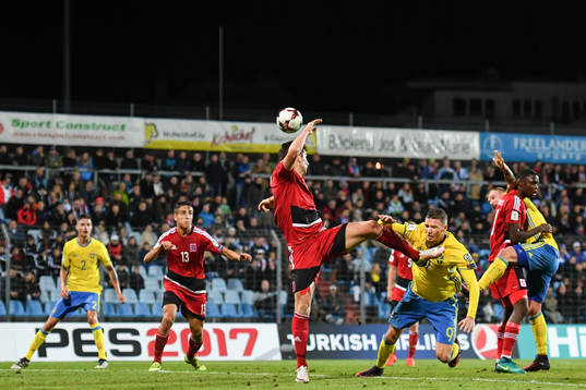 Sveriges Marcus Berg får en spark av Luxemburgs Kevin