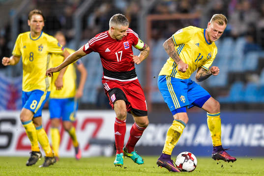 Sveriges John Guidetti mot Luxemburgs Mario Mutsch