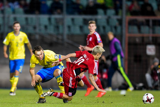 Sveriges Albin Ekdal och Luxemburgs Vincent Thill