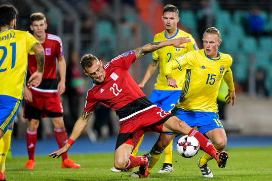 Luxemburgs Aurelian Joachim och Sveriges Oscar Hiljemark