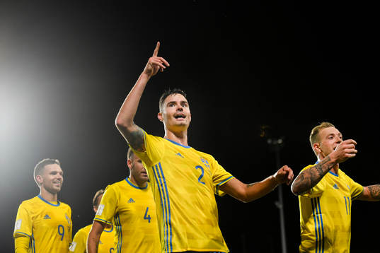 Sveriges Mikael Lustig (m) jublar