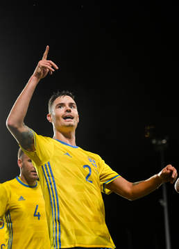 Sveriges Mikael Lustig jublar
