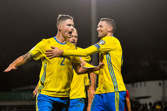 Sveriges Mikael Lustig jublar ihop med Marcus Berg