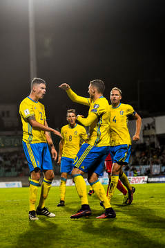 Sveriges Mikael Lustig jublar ihop med Marcus Berg