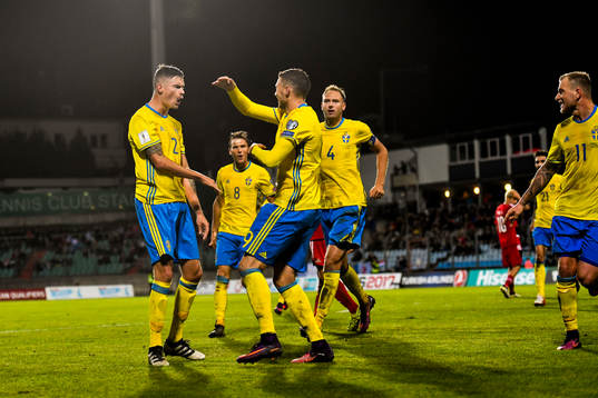 Sveriges Mikael Lustig jublar ihop med Marcus Berg
