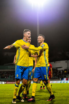 Sveriges Mikael Lustig jublar ihop med Marcus Berg