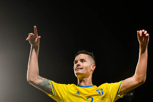 Sveriges Mikael Lustig jublar