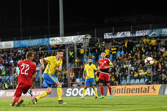 Sveriges Mikael Lustig gör 1-0