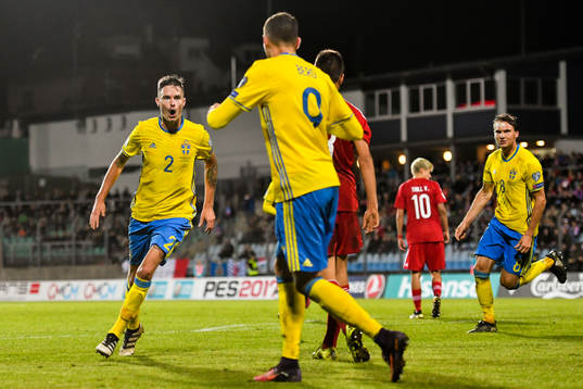 Sveriges Mikael Lustig jublar mot Marcus Berg