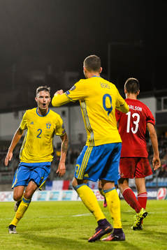 Sveriges Mikael Lustig jublar mot Marcus Berg
