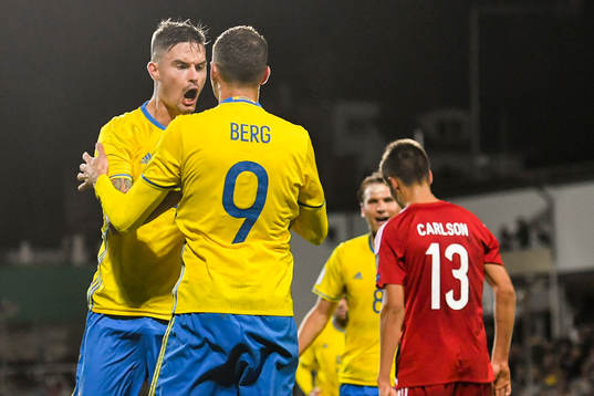Sveriges Mikael Lustig jublar med Marcus Berg