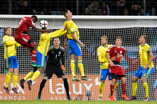 Sveriges målvakt Robin Olsen ser på när Martin Olsson
