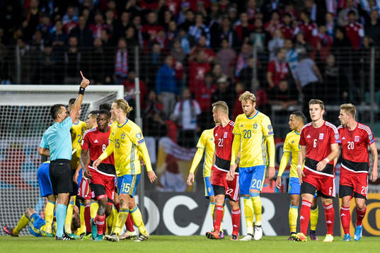 Domaren gör rött kort till Luxemburg spelare