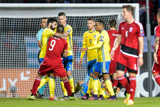 Sveriges Jimmy Durmaz i bråk med Luxemburgs Daniel Da Mota