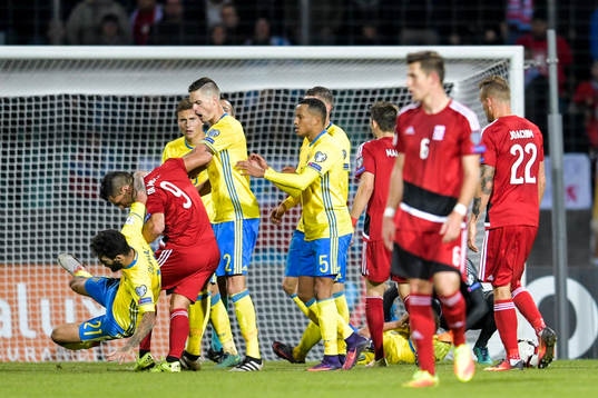 Sveriges Jimmy Durmaz i bråk med Luxemburgs Daniel Da Mota