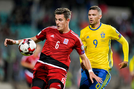 Luxemburgs Chris Philipps och Sveriges Marcus Berg