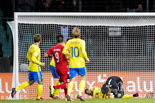 Sveriges målvakt Robin Olsen får ont