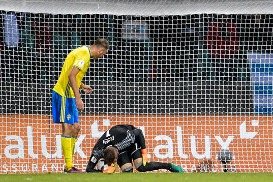 Sveriges Andreas Granqvist kollar till målvakt Robin Olsen