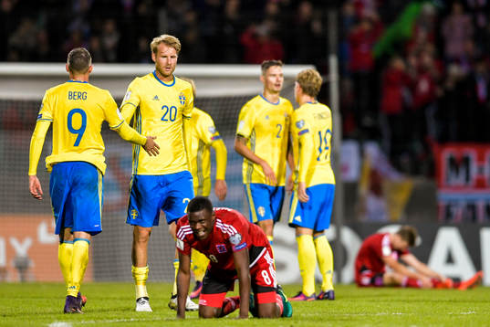 Sveriges Marcus Berg och Ola Toivonen jublar och Luxemburgs