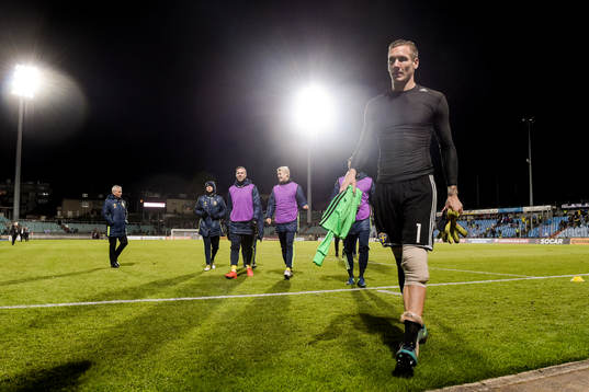 Sveriges målvakt Robin Olsen lämnar planen med lindat knä