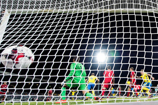 Sveriges Mikael Lustig gör 0-1 bakom Luxemburgs målvakt