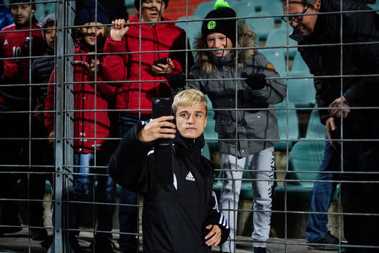Luxemburgs Vincent Thill tar bilder med supportrar