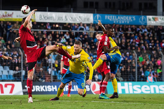 Luxemburgs Chris Philipps träffar Sveriges Marcus Berg med