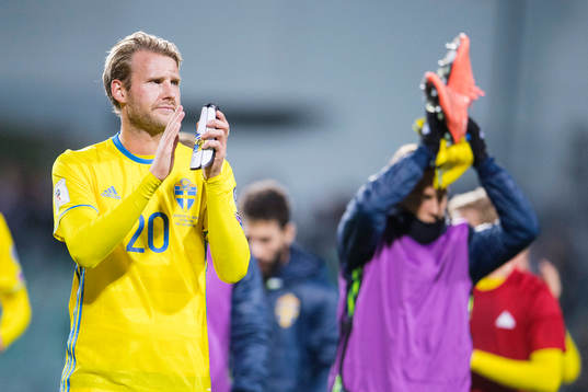 Sveriges Ola Toivonen tackar publiken