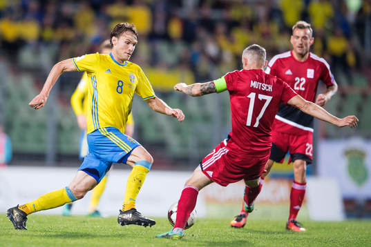 Sveriges Albin Ekdal utmanar Luxemburgs Mario Mutsch