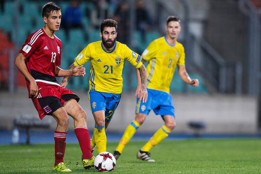 Luxemburgs Dirk Carlson och Sveriges Jimmy Durmaz
