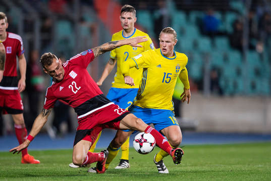 Luxemburgs Aurelian Joachim och Sveriges Oscar Hiljemark