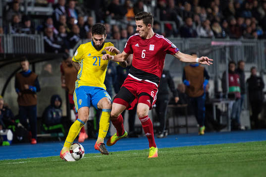 Sveriges Jimmy Durmaz och Luxemburgs Chris Philipps
