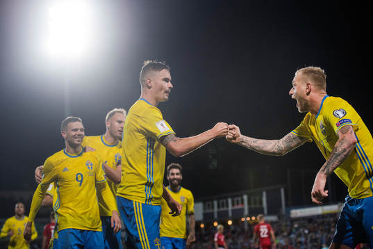 Sveriges Mikael Lustig jublar mot Marcus Berg, Andreas