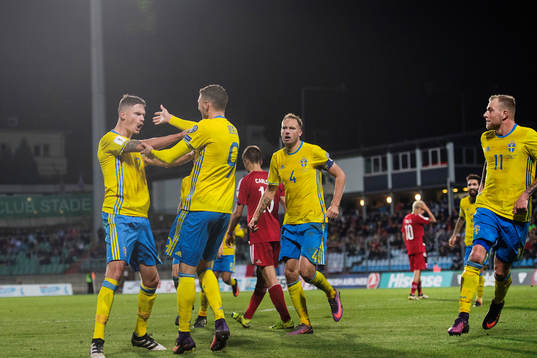 Sveriges Mikael Lustig jublar mot Marcus Berg