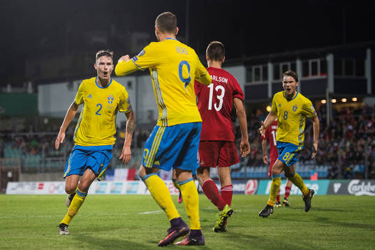 Sveriges Mikael Lustig jublar mot Marcus Berg
