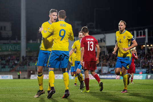 Sveriges Mikael Lustig jublar mot Marcus Berg