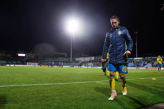 Sveriges Albin Ekdal lämnar planen med lindad fot