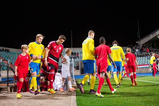 Sveriges Emil Forsberg och Luxemburgs Chris Philipps går